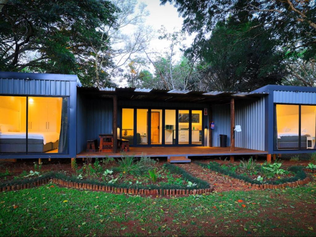 MahlanyaにあるUmdoni Farm Lodgeのポーチと窓のある青い小さな家