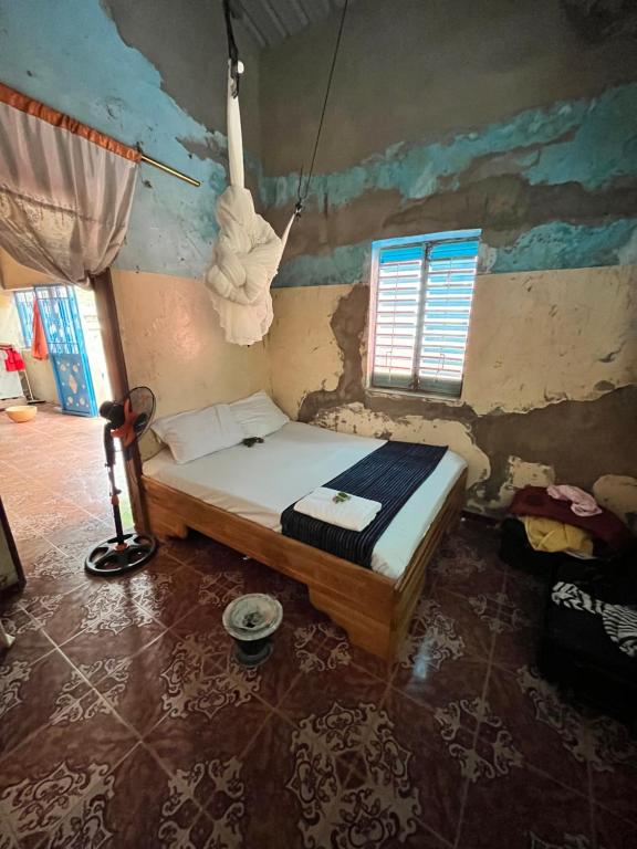 にあるChez Fatou - Immersion au cœur du Sénégalの部屋にベッドがある寝室