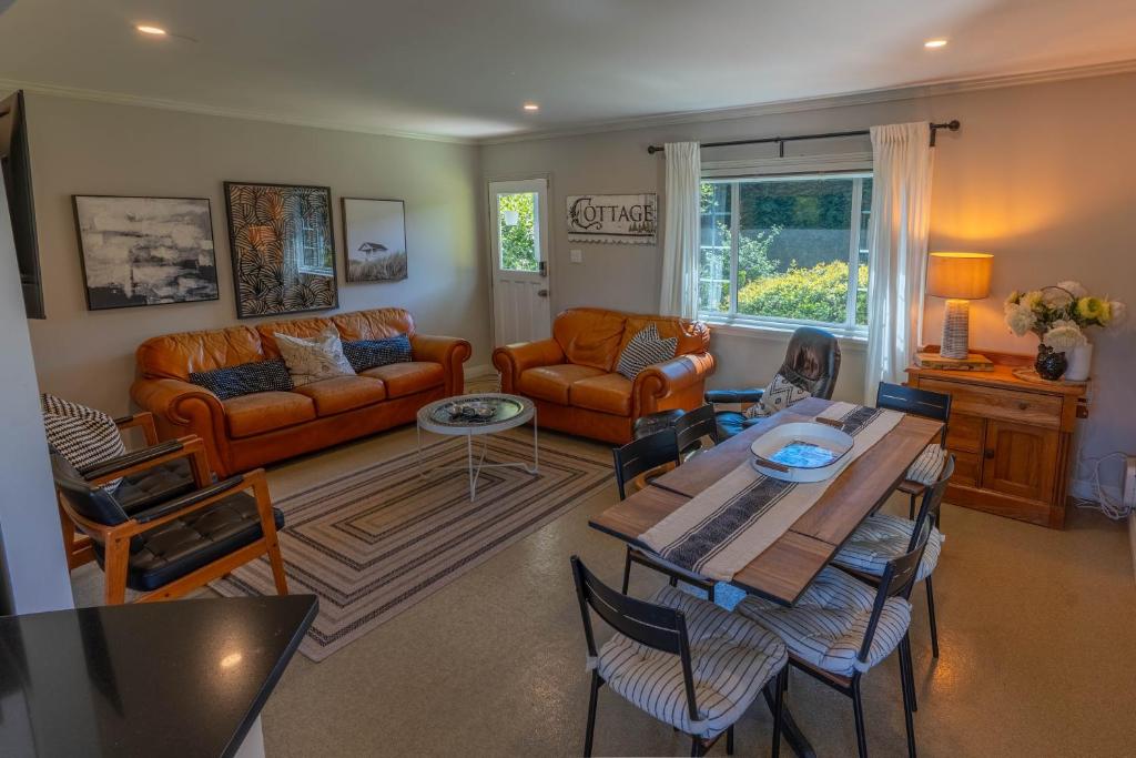 un soggiorno con un divano e un tavolo di Family Cottage at Horner Park a Victoria