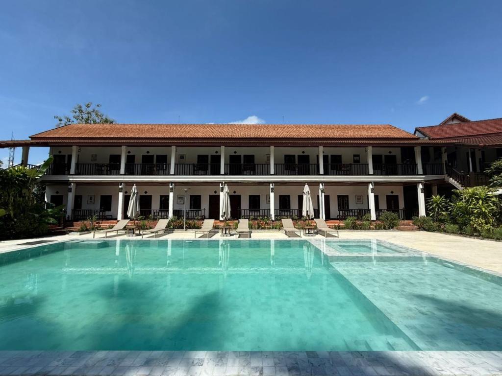 una gran piscina frente a una casa en Vangsavath Hotel, en Luang Prabang