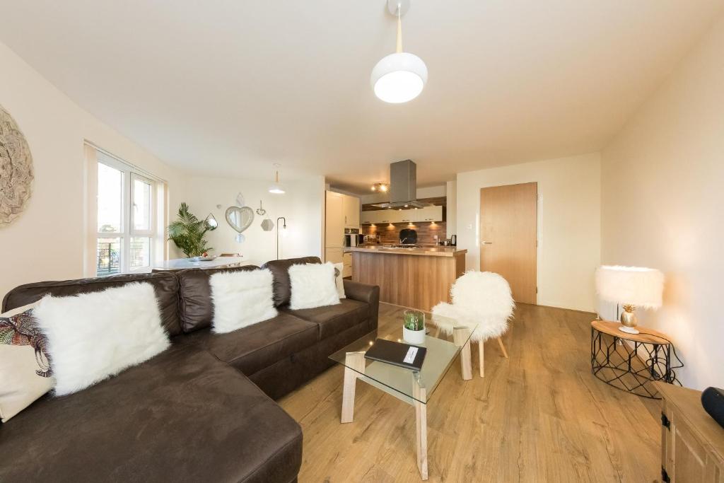ein Wohnzimmer mit Sofa und Tisch in der Unterkunft Monart Stylish City Centre Apartment, 2 Bed, sleeps 6 in Perth