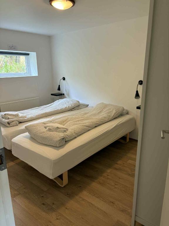 Postel nebo postele na pokoji v ubytování Midbrekkan apartment