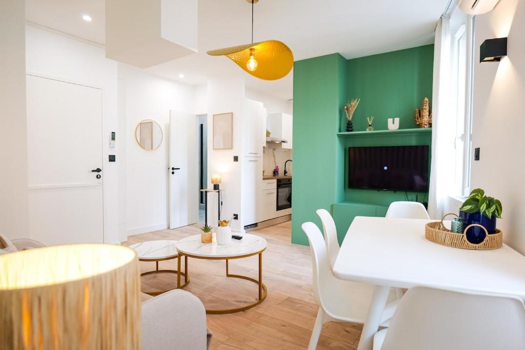 TV a/nebo společenská místnost v ubytování Le Chenavard III-coeur Lyon-Central air conditioning