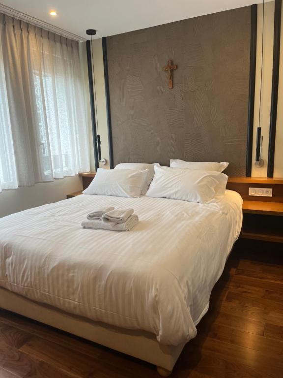 een groot wit bed met twee handdoeken erop bij Centre de la Solitude du Sauveur in Le Mans