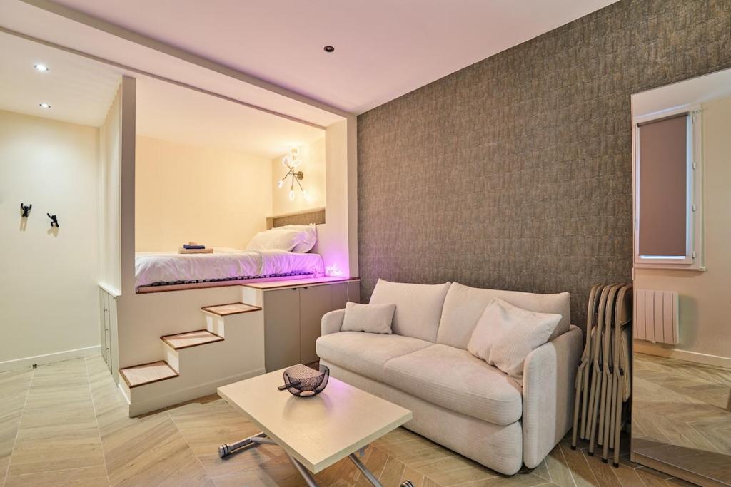salon z kanapą i łóżkiem w obiekcie Studio Jana w Paryżu