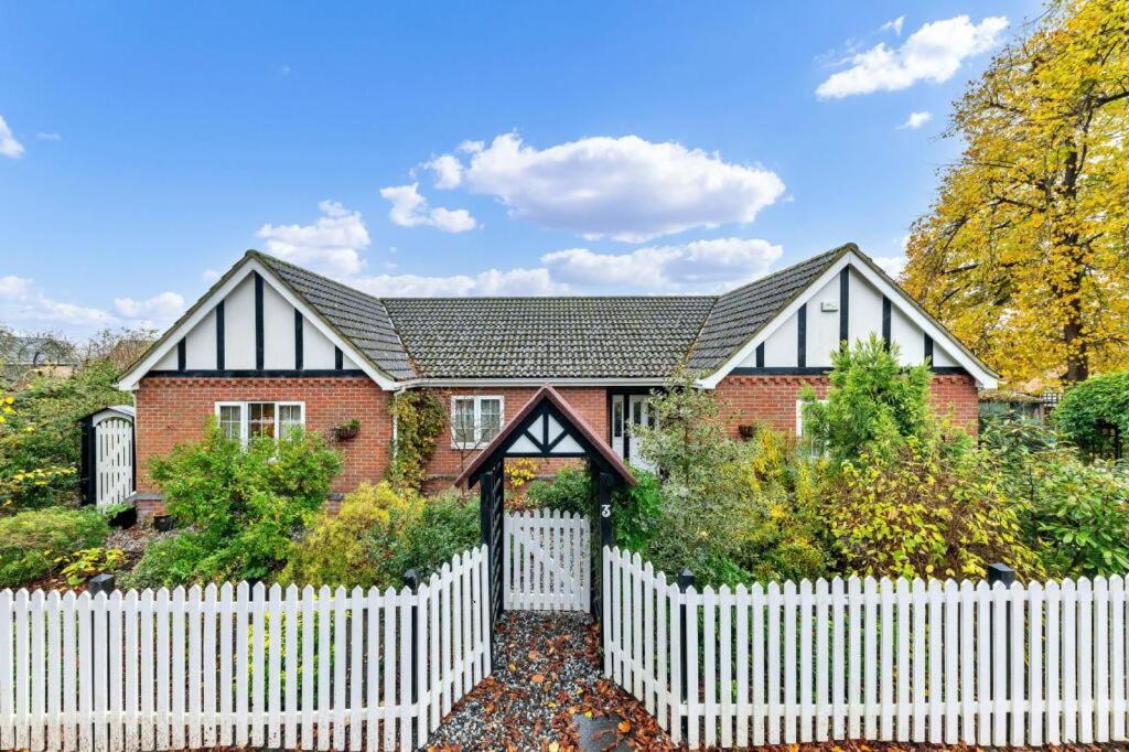 ハンティンドンにあるSizeable 4 bed property on Huntingdon Ring roadの白煉瓦造りの家