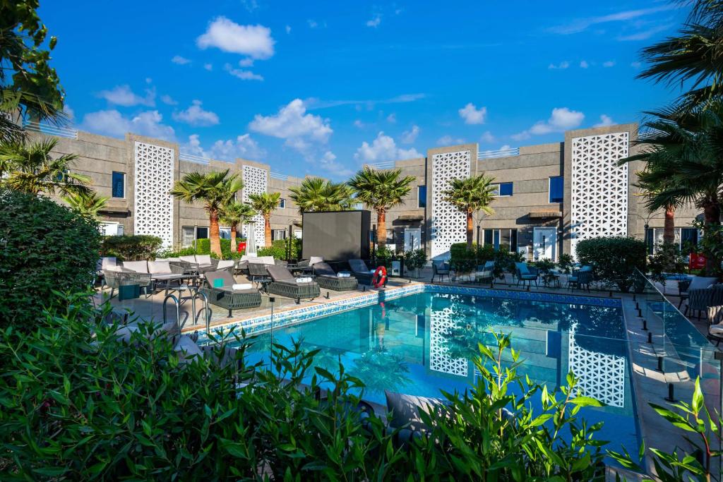 Bazén v ubytování منتجع رينيوم القيروان الرياض nebo v jeho okolí