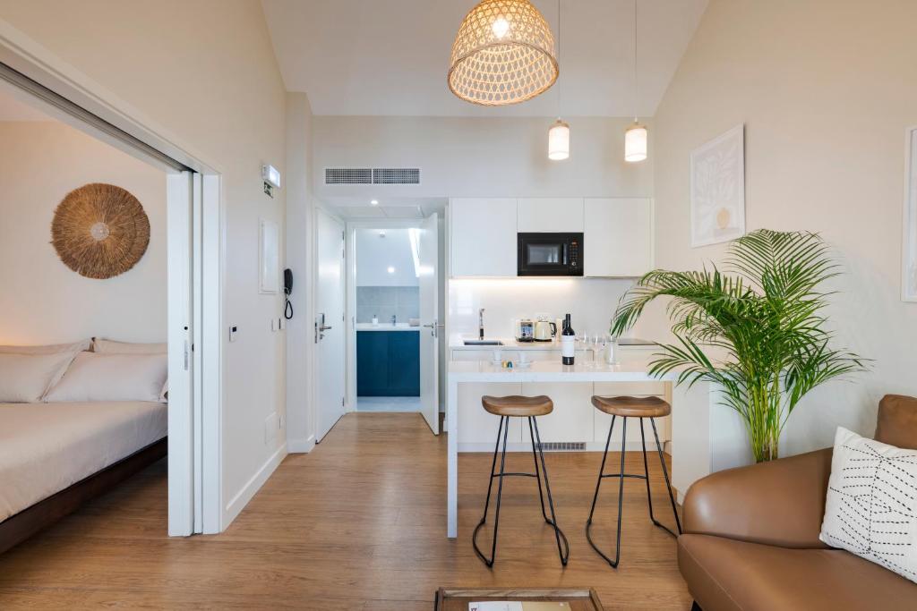 een woonkamer met een bank en een keuken bij Ponto Alto Hotel in Lissabon