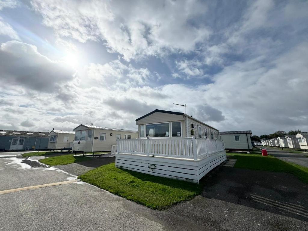 ein kleines Haus steht auf einem Parkplatz in der Unterkunft Park Dean Resorts Premium plot with Mountain view & Decking in Abergele