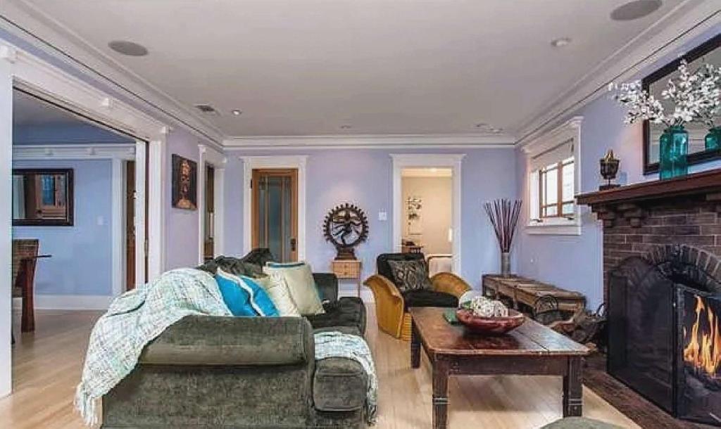 Et opholdsområde på Two Bedroom Beach Bungalow in Venice