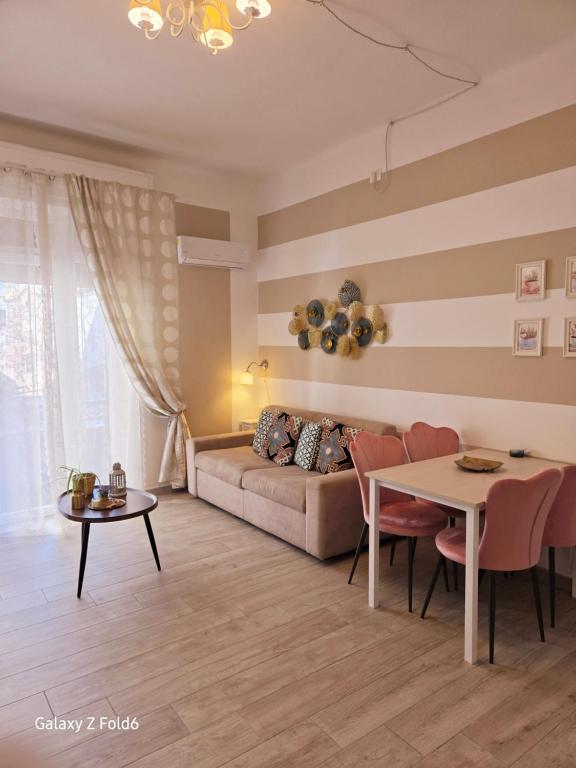 Secondopiano2 في بيزا: غرفة معيشة بها أريكة وطاولة