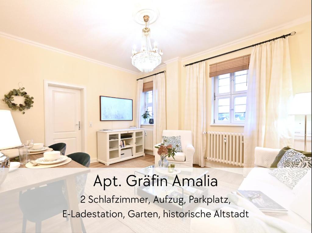 un soggiorno con tavolo e sala da pranzo di GRÄFIN AMALIA - Apartment in der historischen Hinterburg Schlitz - 2 Schlafzimmer - mit Aufzug, Parkplatz, E-Ladestation & Garten - nahe Fulda und Bad Hersfeld a Schlitz