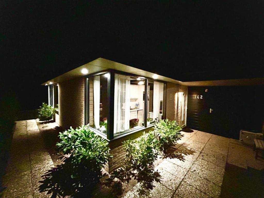 Сад в Moderner gepflegter Nr 142 ruhiger Bungalow, Strandnah mit großen, uneinsehbaren Garten, Terrassenüberdachung