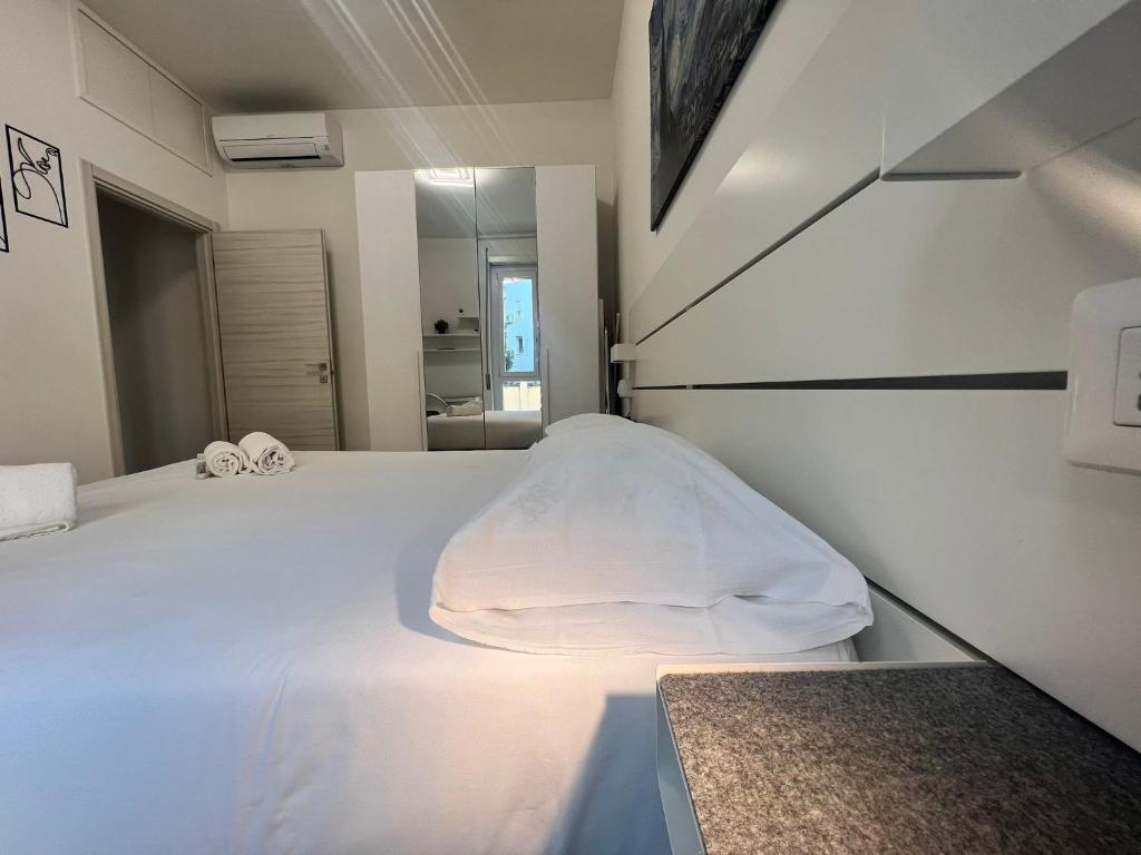 Hotel Kibilù - Via Serlio Porta Romana - MM Brenta, a bedroom with a white bed with a white pillow at Kibilù - Via Serlio Porta Romana - MM Brenta in Milan