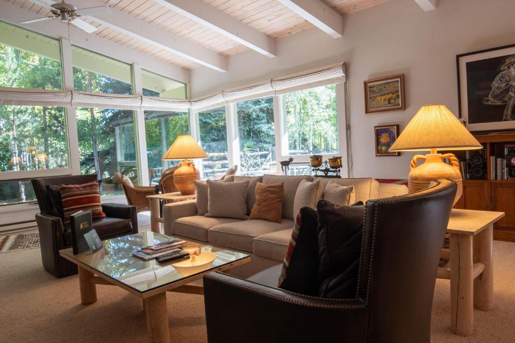 una sala de estar con un sofá y una mesa en Saddle Road Home 104, en Sun Valley