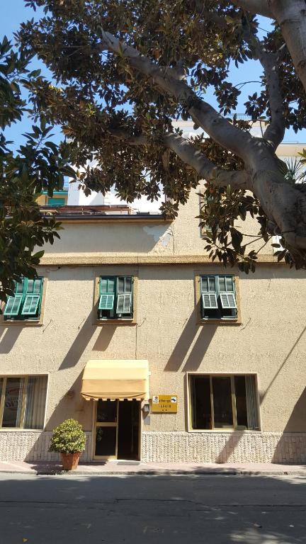 een gebouw met een gele luifel ervoor bij Albergo Savoia in Ospedaletti