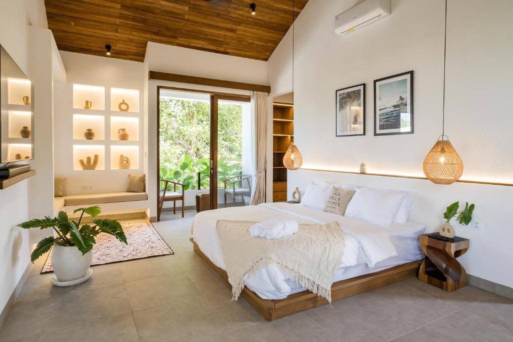 ein Schlafzimmer mit einem großen Bett und einer Holzdecke in der Unterkunft Villa Utopia Uluwatu in Uluwatu