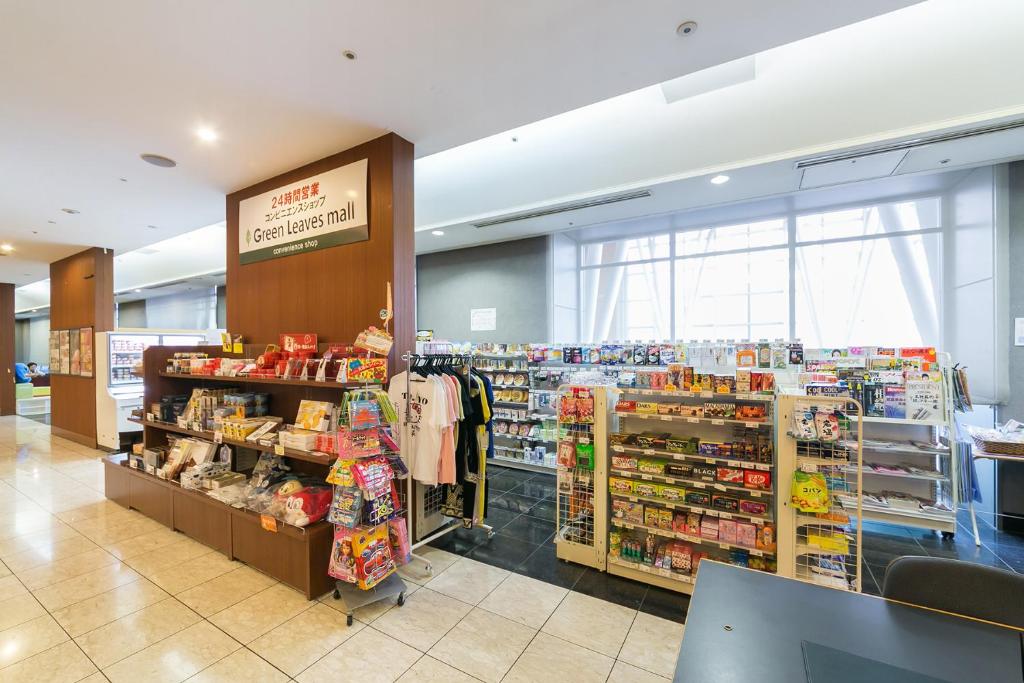 Supermarket nebo jiné obchody v  hotelu nebo okolí