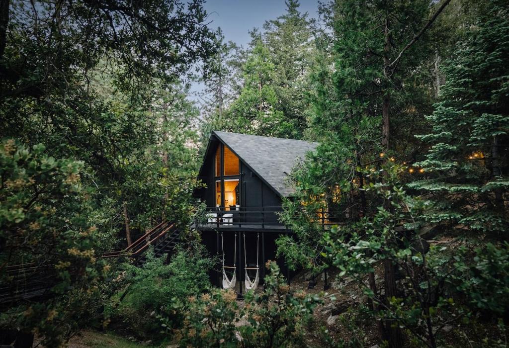 Pine CoveにあるThe Dusk House - An Idyllwild A-Frameの森の真ん中の黒家