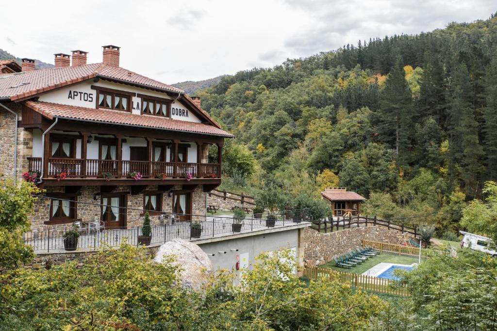 une maison sur une colline avec une piscine dans l'établissement La Dobra de liebana, à Cambarco