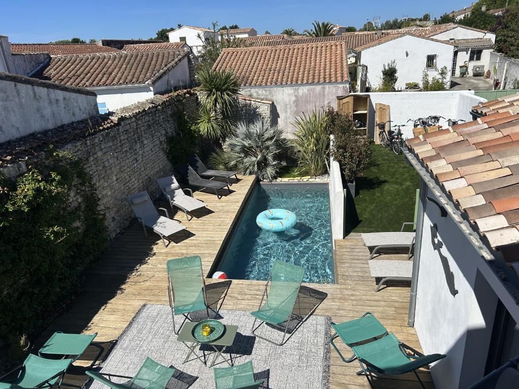 a swimming pool with chairs and a frisbee in it at Villa La Remoise in Sainte-Marie-de-Ré