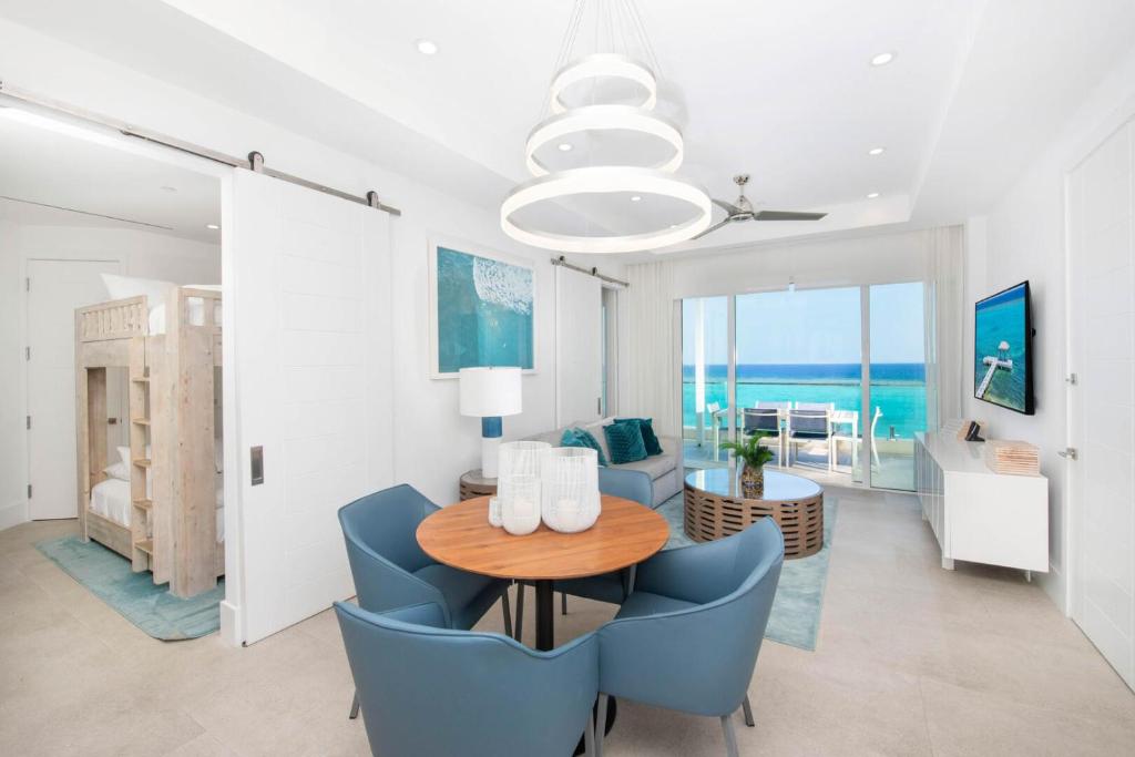 ein Esszimmer und ein Wohnzimmer mit Tisch und Stühlen in der Unterkunft Rum Point Resort 407 in Driftwood Village