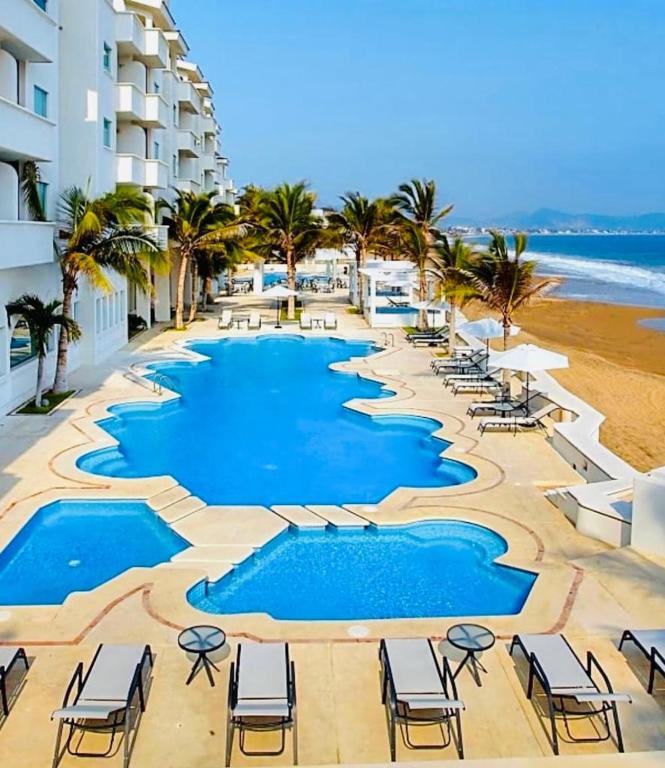 a view of the pool at the beach hotel or nearby at departamento frete al mar in Manzanillo