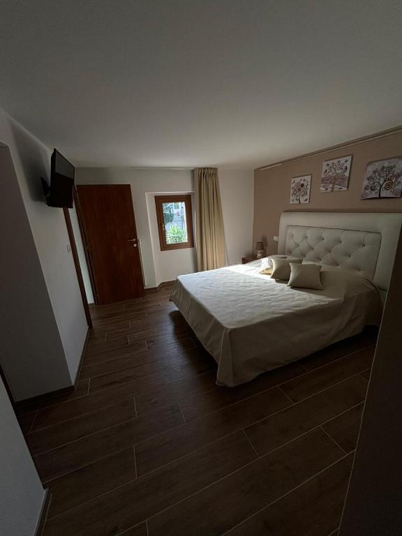 a bedroom with a large bed and a window at b&b JCM in Ponte della Venturina