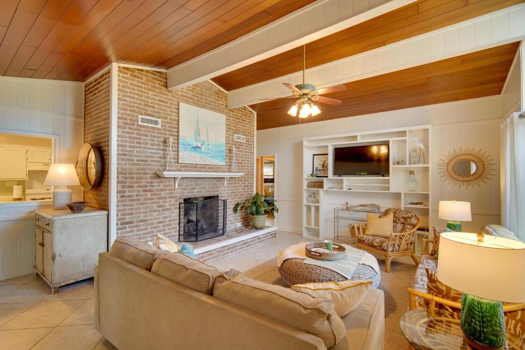 ElbertaにあるWaterfront Foley Area Home - 15 Mi to Gulf!のソファと暖炉のあるリビングルーム