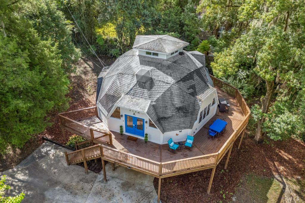 eine Draufsicht auf ein Haus mit einem Dach in der Unterkunft Unique Dome Retreat with Deck 1 mile to UF Stadium in Gainesville