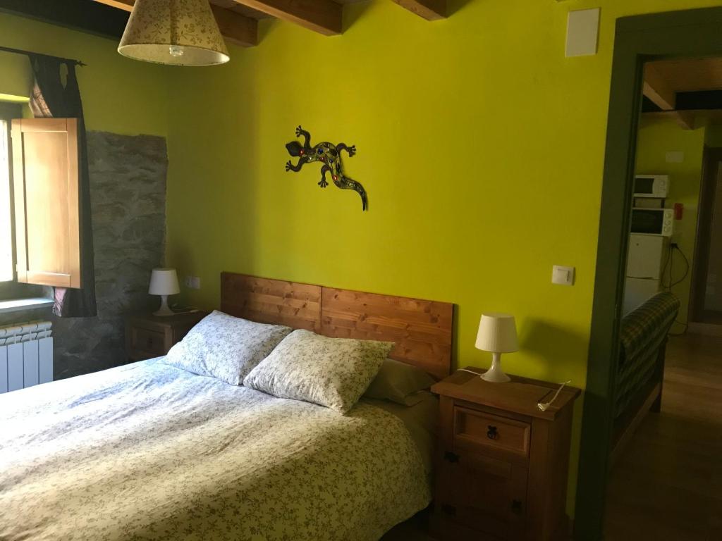 Un dormitorio verde con una cama con aobil. en Apartamentos Besande, en Besande