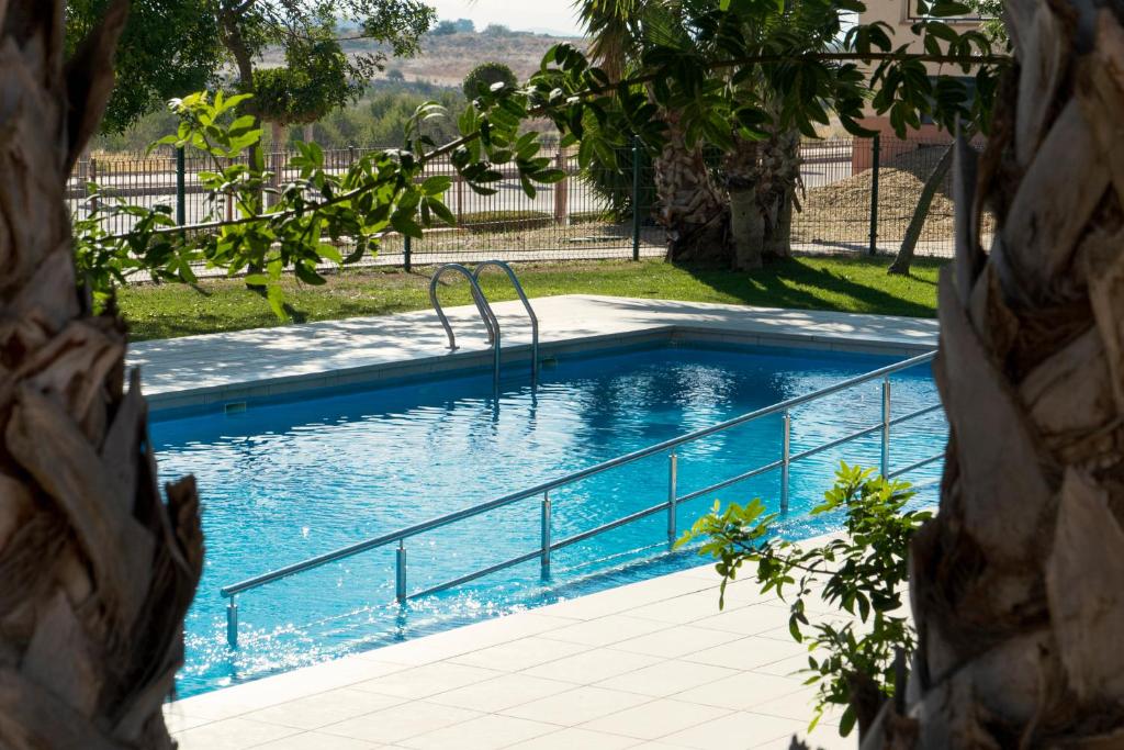 ein Swimmingpool mit einem Metallgeländer drumherum in der Unterkunft Casita Amor- Monaco 9- Hacienda del Alamo in Corverica