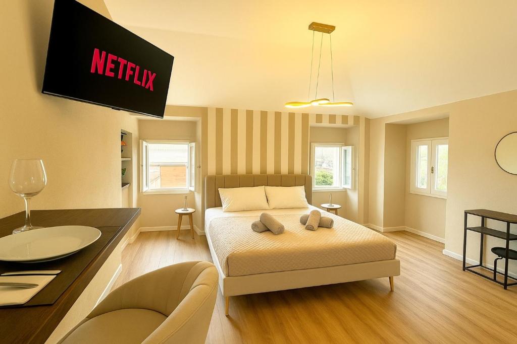 un dormitorio con una cama y un escritorio en Suite Reale, en Massino Visconti