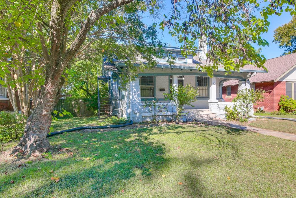 Un jardín fuera de Midtown Duplex 1 Mi to Memphis Zoo and Overton Park!