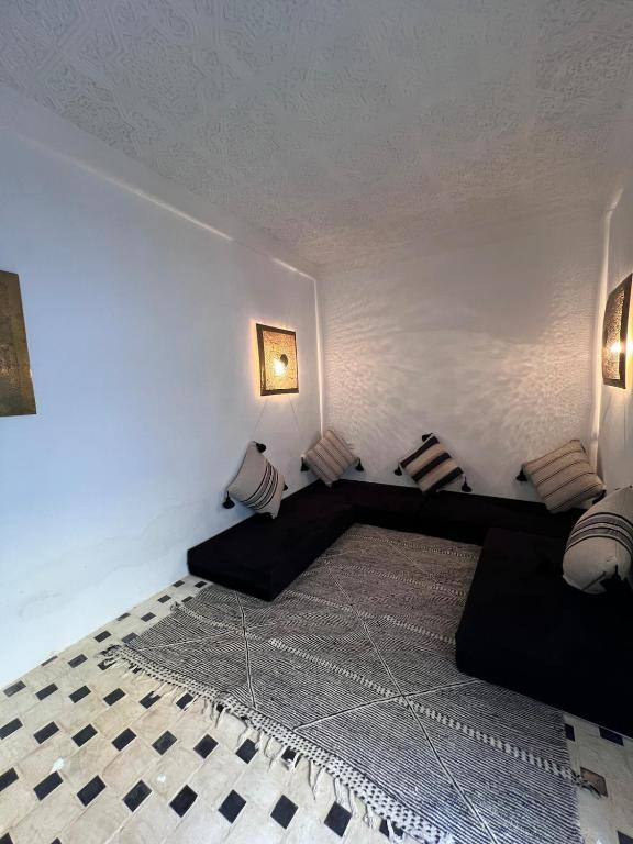 a room with a couch with pillows on the floor at Traditional Aicha House in Tozeur
