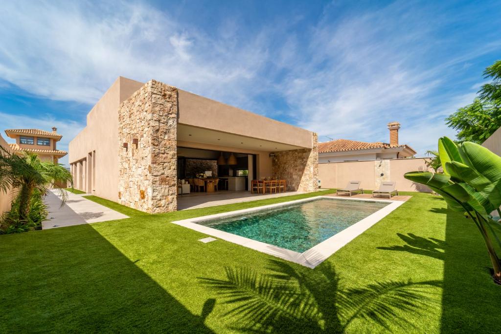 Πισίνα στο ή κοντά στο Villa LaLola con piscina climatizada