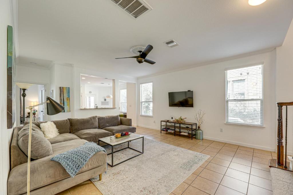 ein Wohnzimmer mit einer Couch und einem Deckenventilator in der Unterkunft 5 Mi to Lake Travis Pet-Friendly Home with Yard! in Buffalo Gap