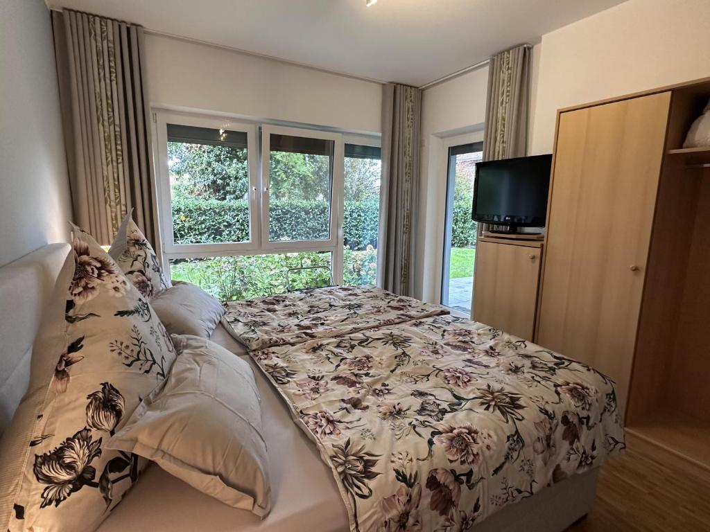 une chambre avec un lit et une fenêtre dans l'établissement Ferienwohnung Seeperle, à Bad Zwischenahn