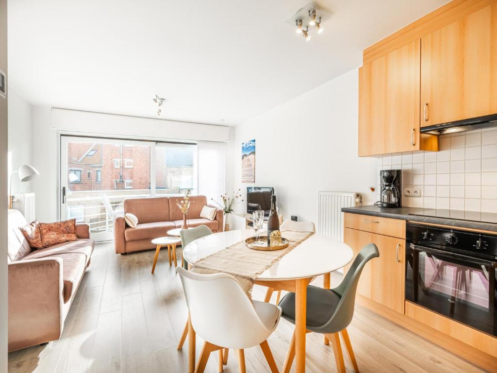 a kitchen and living room with a table and chairs at Gaston Lejeune tweede in Galopen