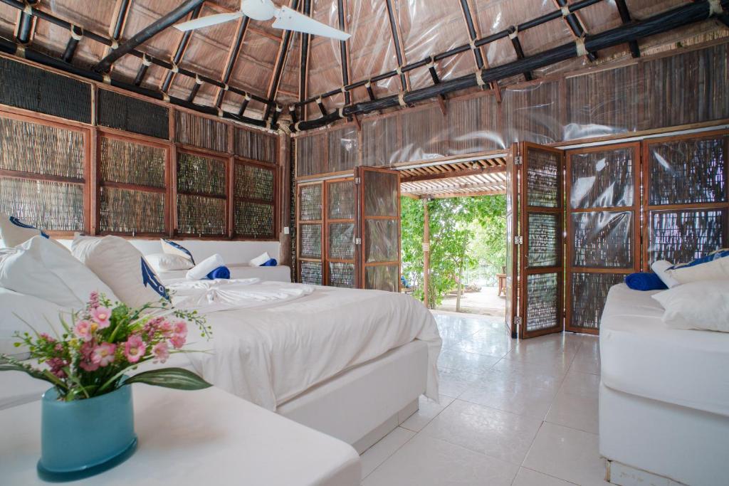 un dormitorio con una cama y un sofá en Isla Mulata, Islas del Rosario, en Isla Grande