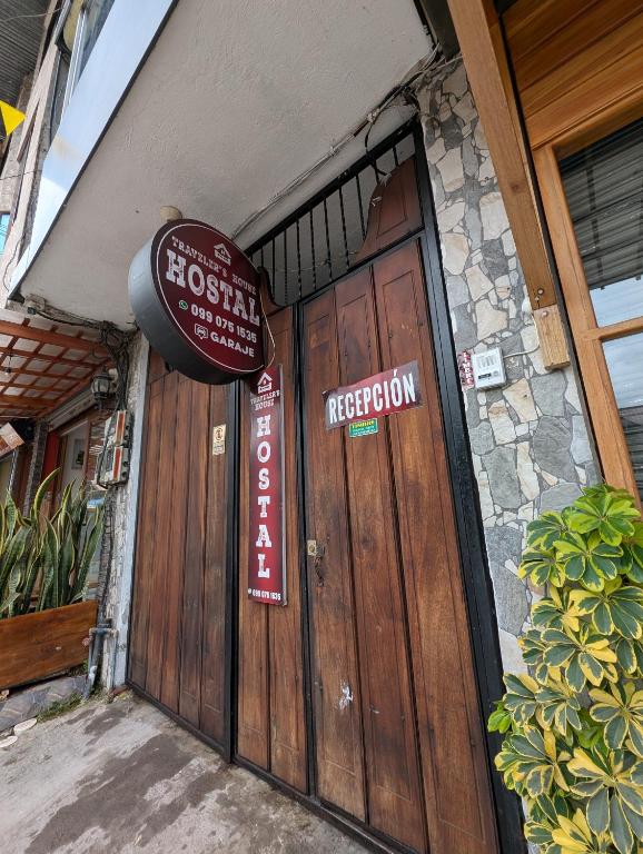 ミンドにあるTraveler's Houseの看板が掲げられたレストランの木製のドア