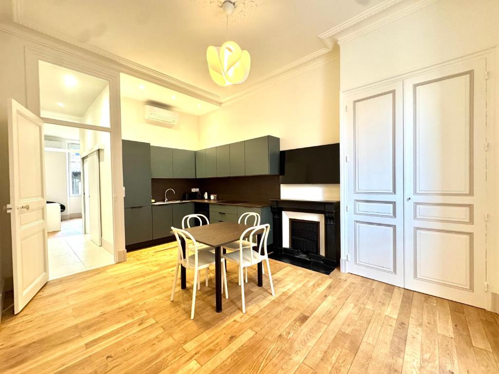 a kitchen and dining room with a table and chairs at Le Porte de France, 6 pers, 300 m gare, Climatisation in Grenoble