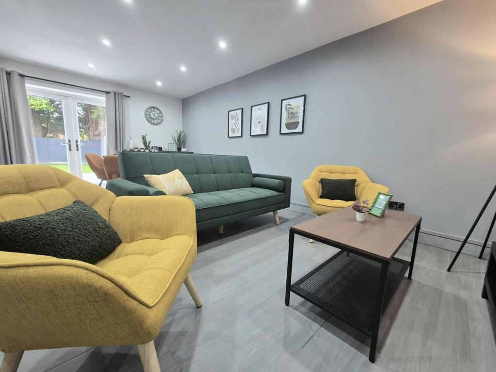 Χώρος καθιστικού στο Long Stays Welcome 4BR 3 Bath Parking Garden