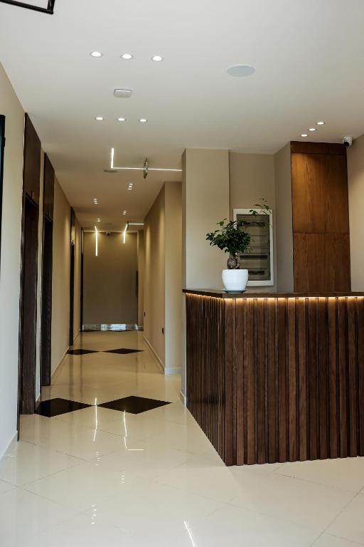 a lobby with a potted plant on top of a counter at OLI Hotel in Fushë-Krujë