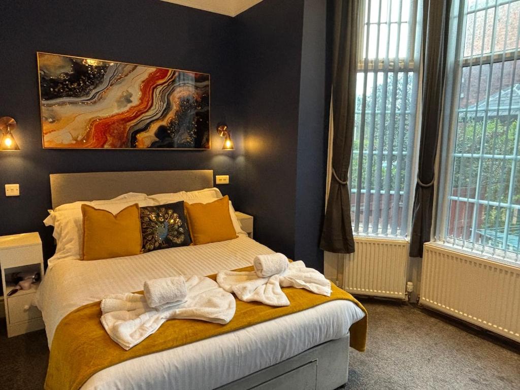 een slaapkamer met een bed met handdoeken erop bij Shannon suite in Southport