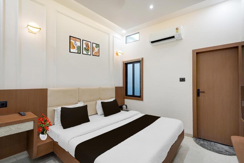 ein Schlafzimmer mit einem großen Bett in einem Zimmer in der Unterkunft Collection O Ujjain Central Railway Junction Formerly Hotel Jai Jagdish in Ujjain