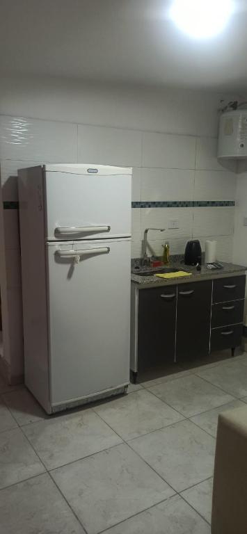 eine Küche mit einem weißen Kühlschrank im Zimmer in der Unterkunft Departamento nuevo cerca de micro centro 5 in San Luis