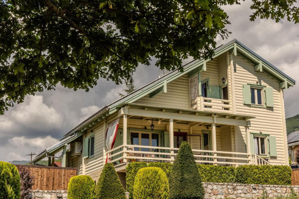 Tòa nhà nơi biệt thự tọa lạc