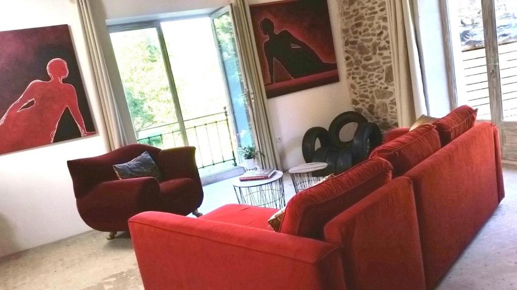 Ruang duduk di Authentic & charming dans les Monts du Lyonnais, animaux acceptés
