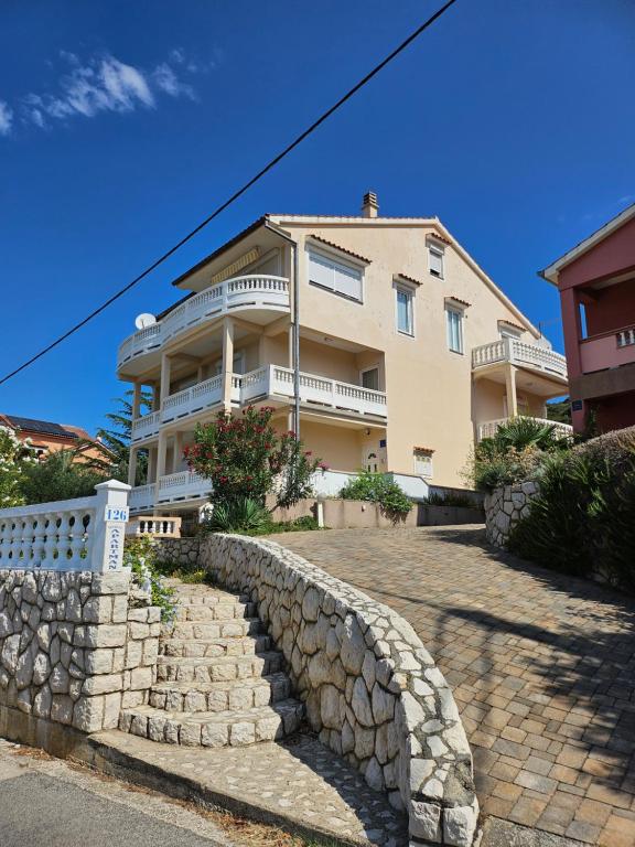 Budova, kde se apartmán nachází